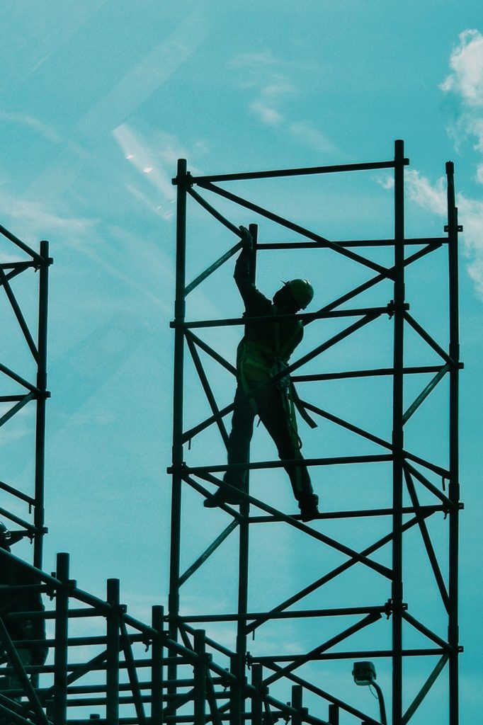 📍LRT , Klang , Malaysia 
Builder under blue sky . #lrt #klang #malaysia #construction #architecture